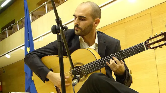 Pablo San Nicasio. Profesor de guitarra clásica y flamenca. Músico para eventos y bodas. Concertista y periodista musical.
