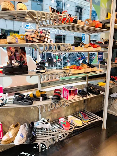 Lola Rey - Tienda de Zapatillas y Ropa - Madrid